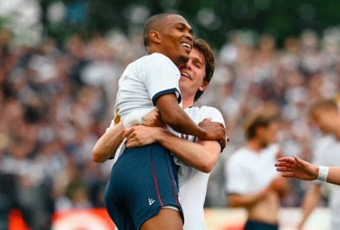 Gift Links celebrating his goal