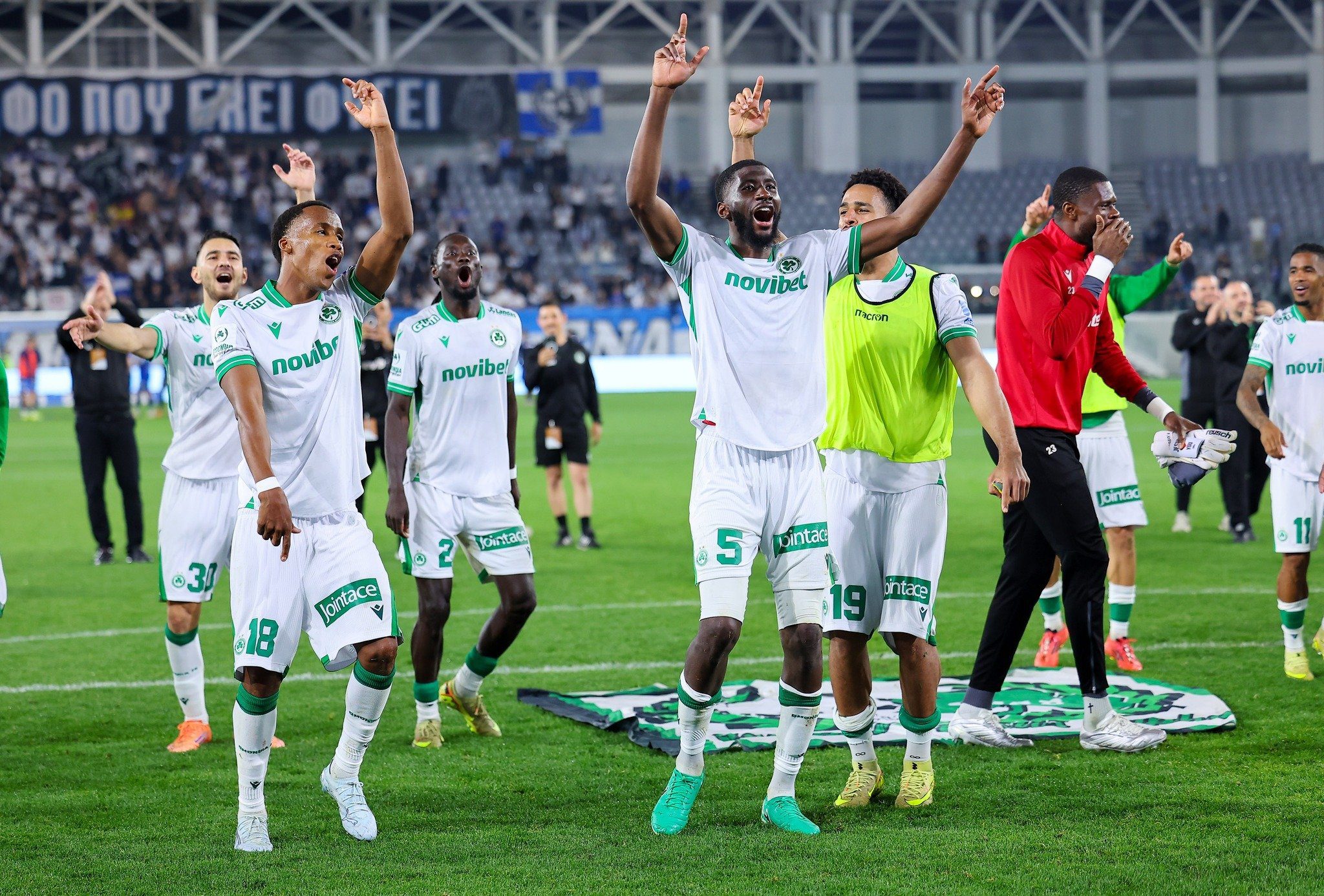 Mihlali Mayambela celebrating with teammates
