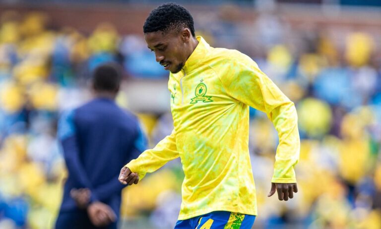 Monnapule Saleng with Mamelodi Sundowns