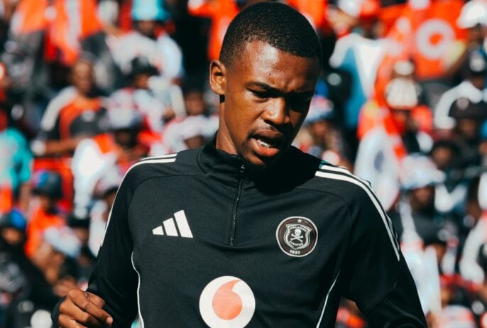 Orlando Pirates midfielder Simphiwe Selepe warm up
