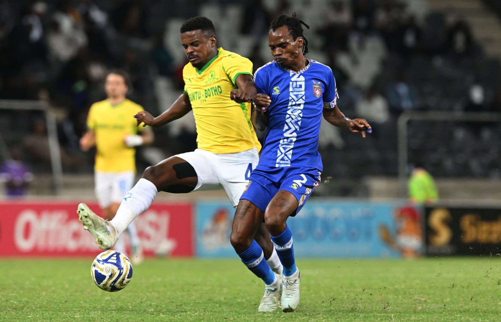 Teboho Mokoena in action against Mpho Mvelase at the Mbombela Stadium.