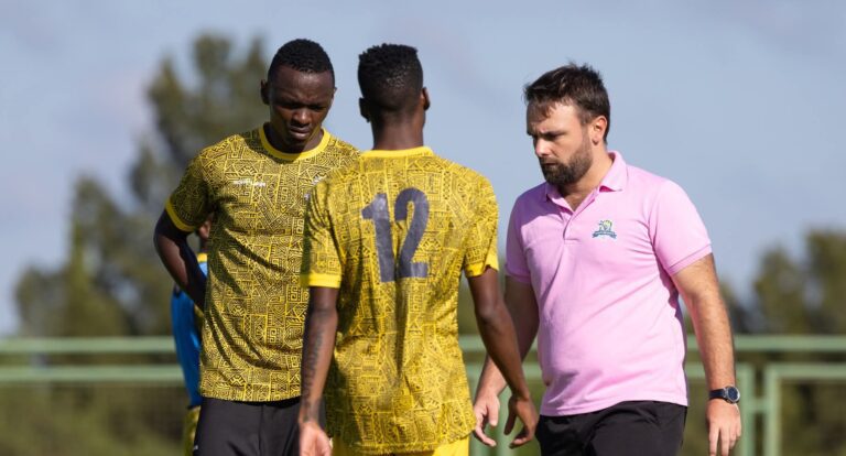 Alexandre Lafitte conducting a training session with Marumo Gallants.