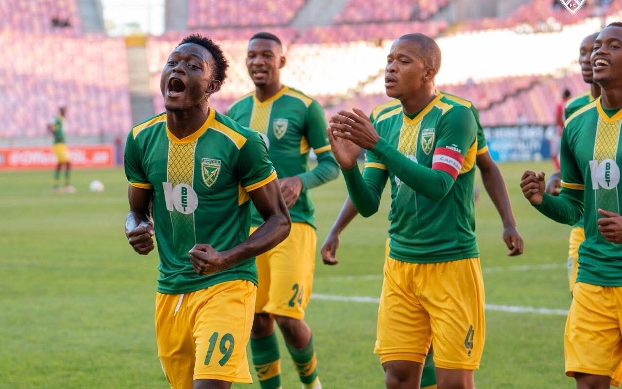 Isaac Cisse celebrates a goal with teammates