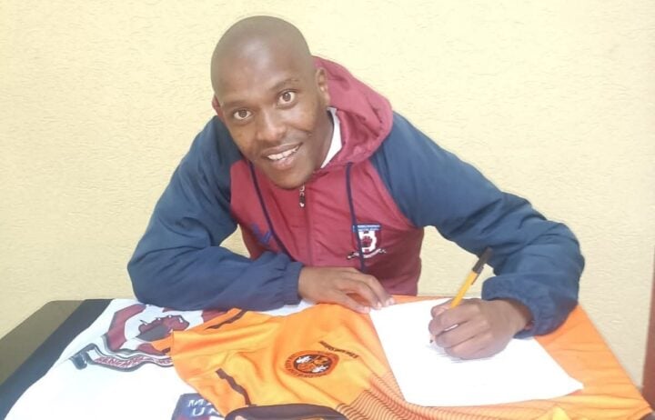Mtheto Mosotho signs his contract with Polokwane City FC from Mangaung Unite