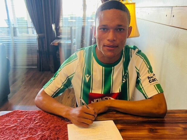 Sheldon Tebogo Mashuge signing his contract at Siwelele FC