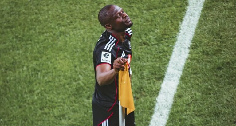 Tshegofatso Mabasa with Orlando Pirates