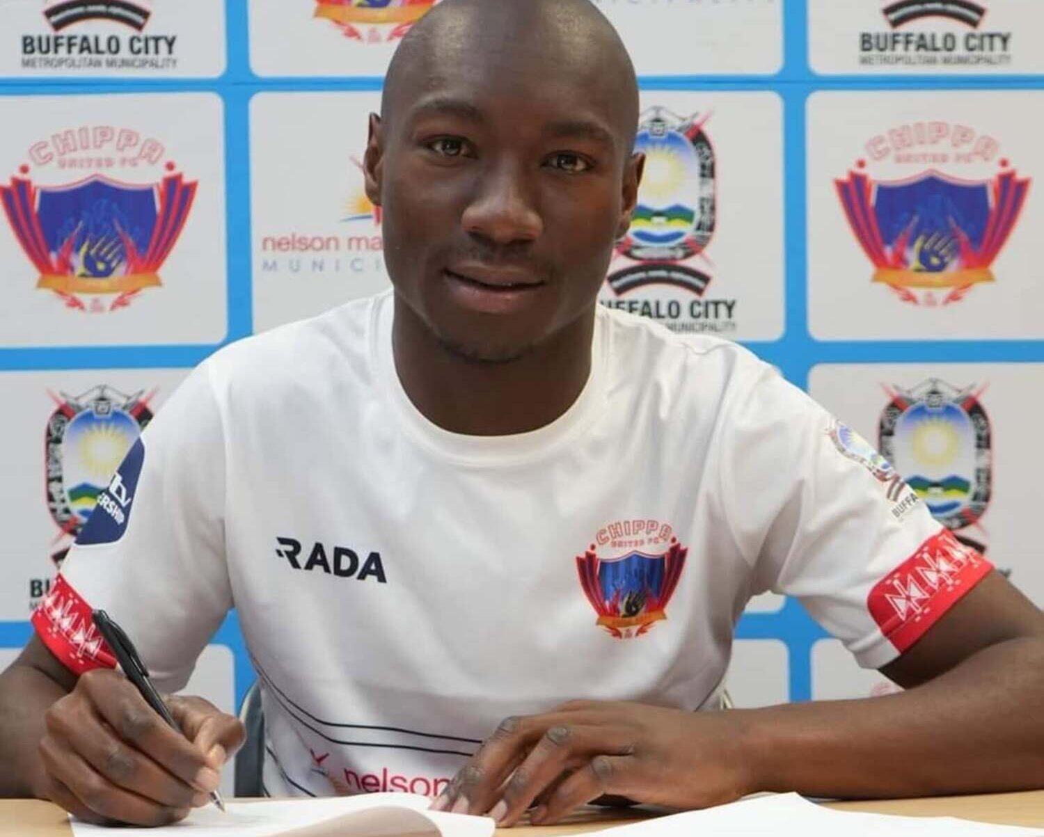Xolani Sithole signing a Chippa United contract