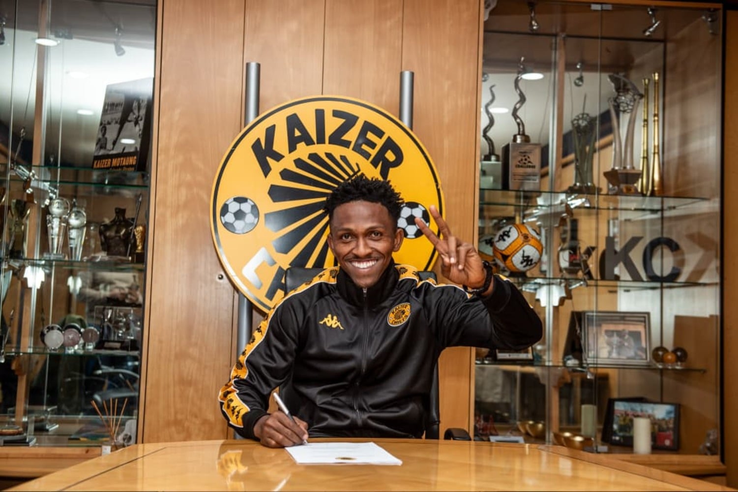 Adolf Mtasingwa Bitegeko signing a contract with Kaizer Chiefs.