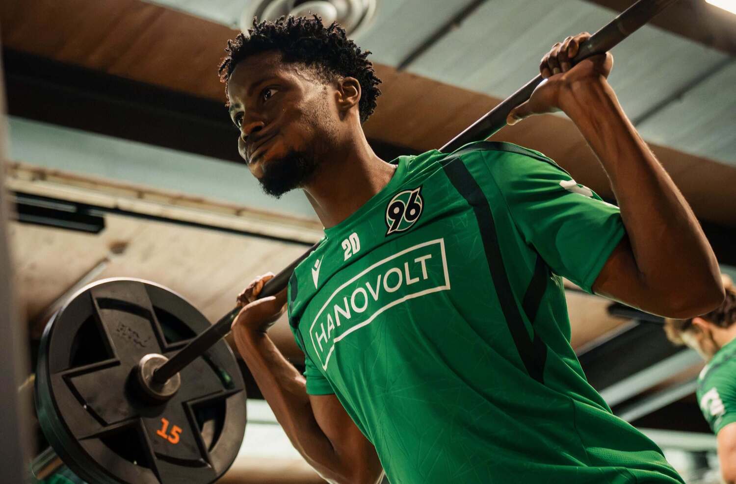 Ime Okon lifting weights during a gym session with Hannover 96