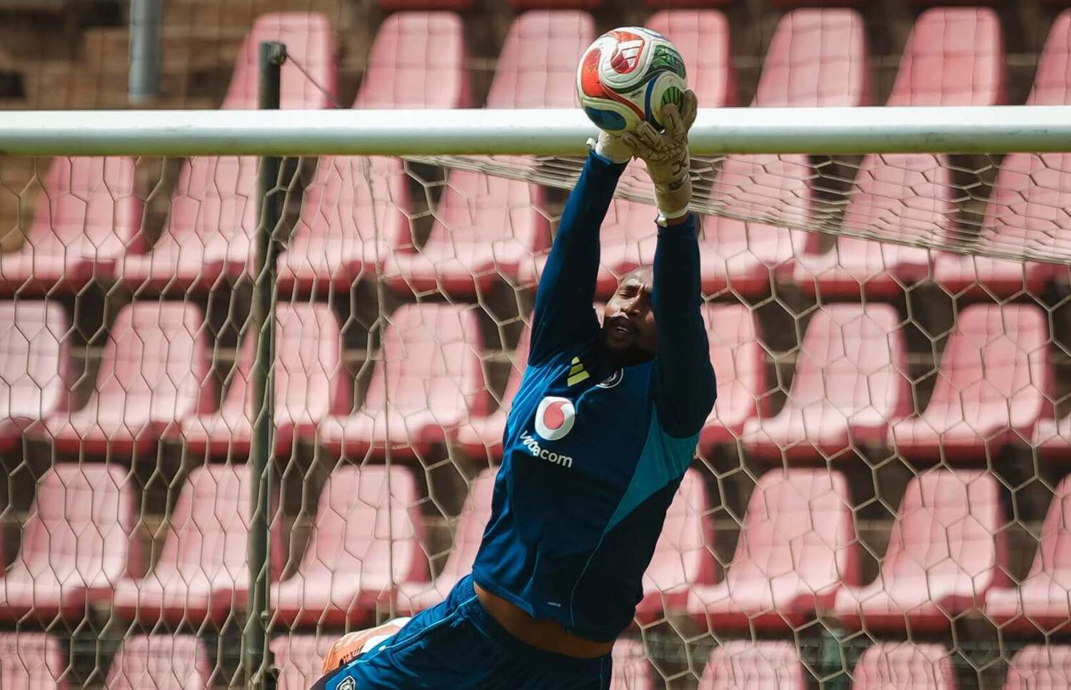 Melusi Buthelezi dives for the ball during an Orlando Pirates training session
