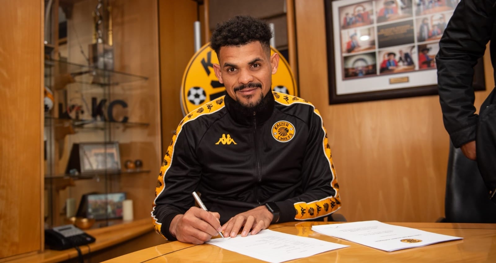 Renaldo Leaner signing with Kaizer Chiefs