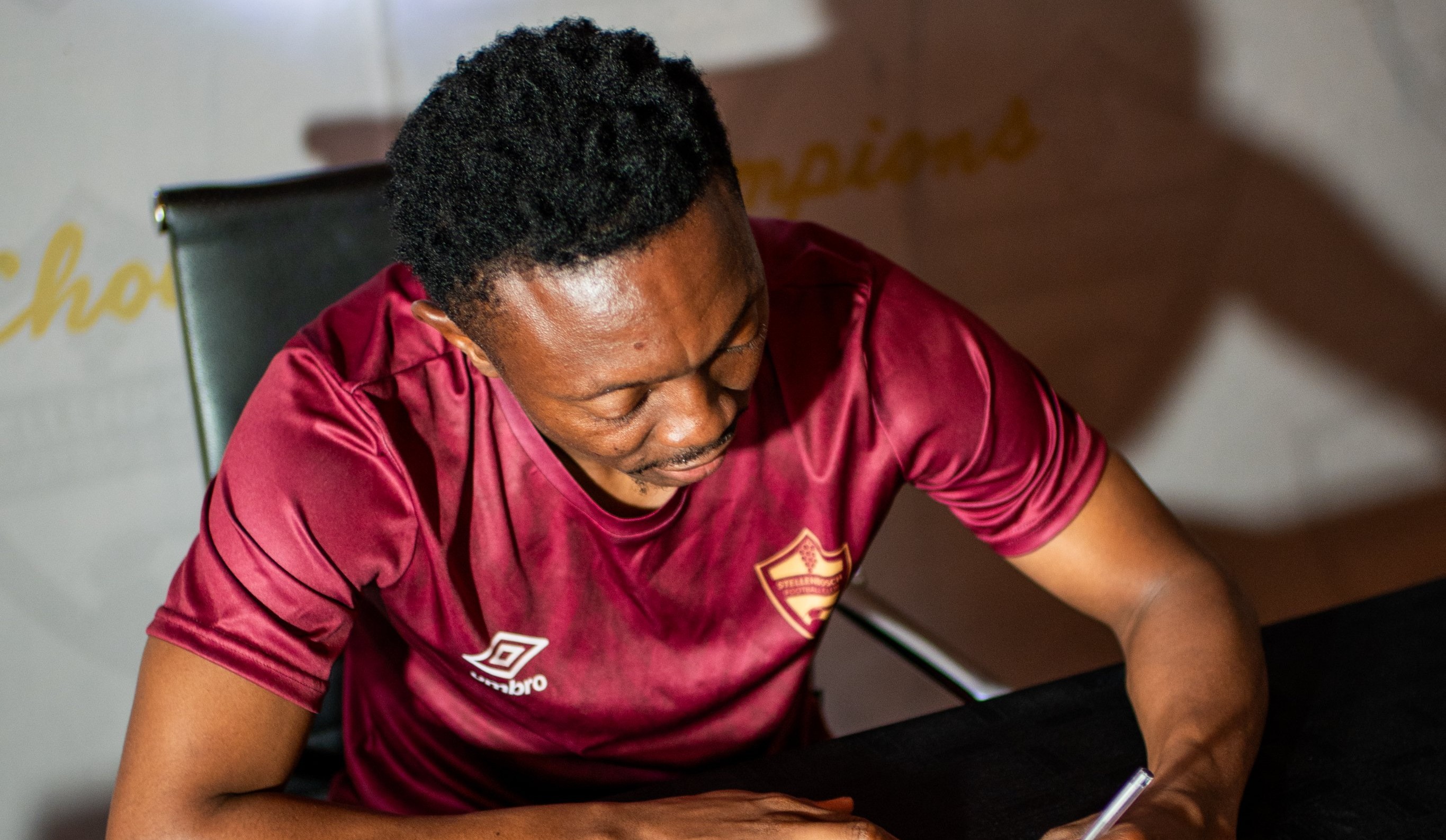 Tlakusani Mthethwa signing his contract with Stellenbosch FC