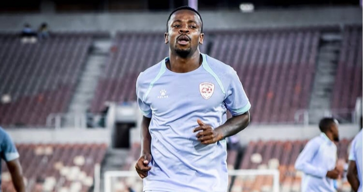Vusimuzi Mncube running during a warm-up session with Sekhukhune United.