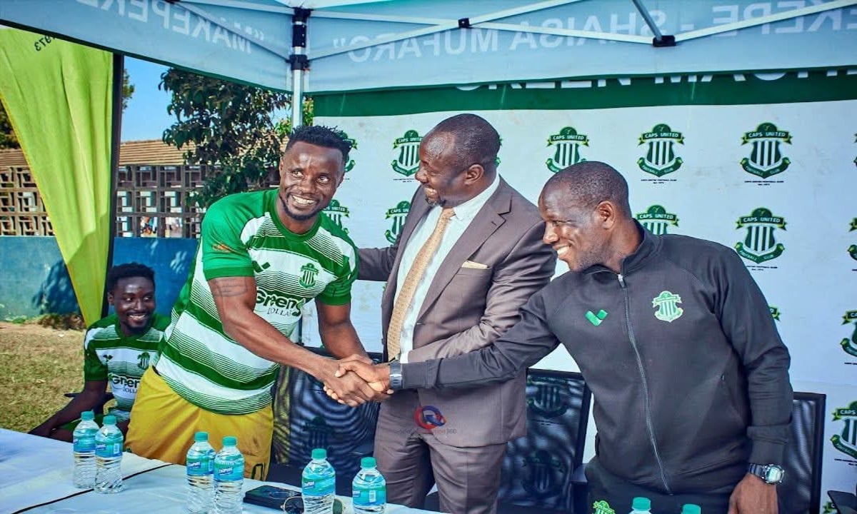 Washington Arubi with Caps United president Farai Jere.