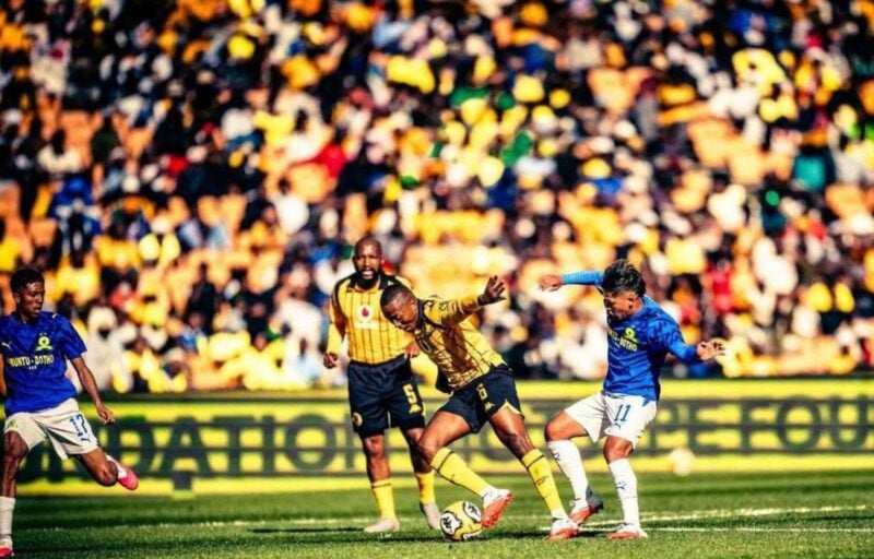 Lebohang Maboe shrugs off the challenge Marcelo Allende during the Betway Premiership matches between Kaizer Chiefs and Mamelodi Sundowns