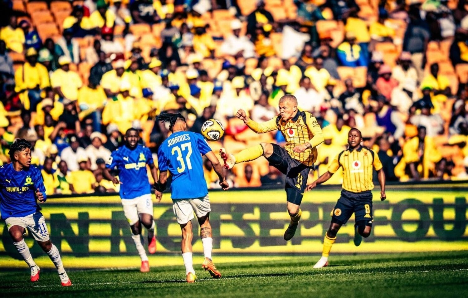 Kaizer Chiefs striker Luke Baartman attacks the ball while Mamelodi Sundowns' Kegan Johannes tries to block him
