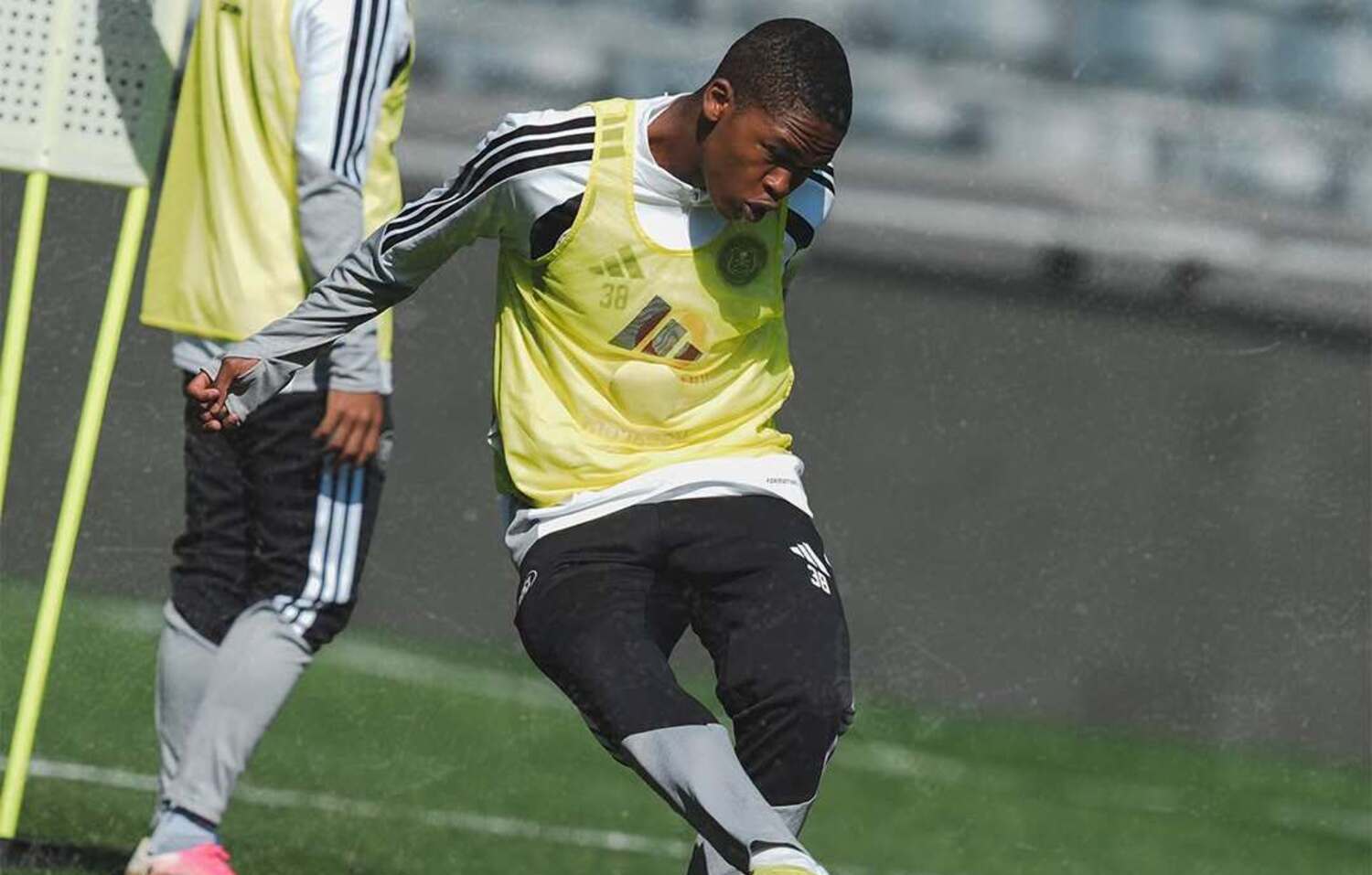 Mpho Padime passes the ball during an Orlando Pirates training session