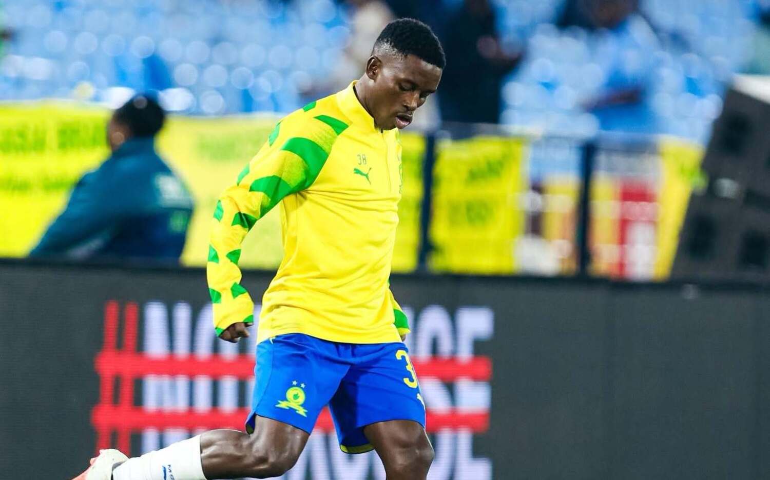 Siyanda Ndlovu warming up before Mamelodi Sundowns faced Marumo Gallants