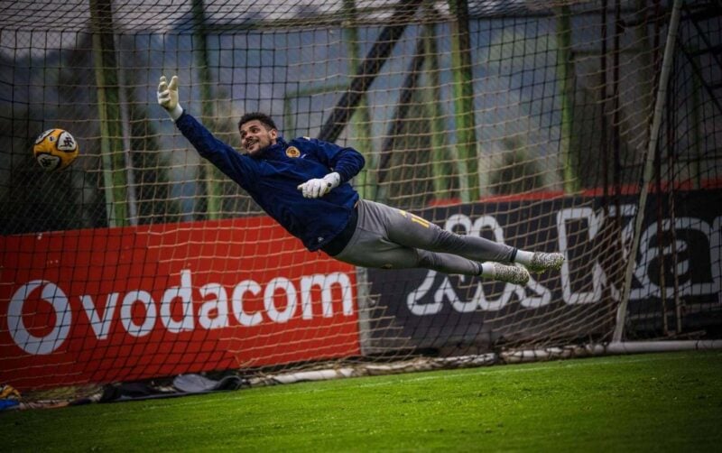 Renaldo Leaner diving for the ball at a Kaizer Chiefs training session
