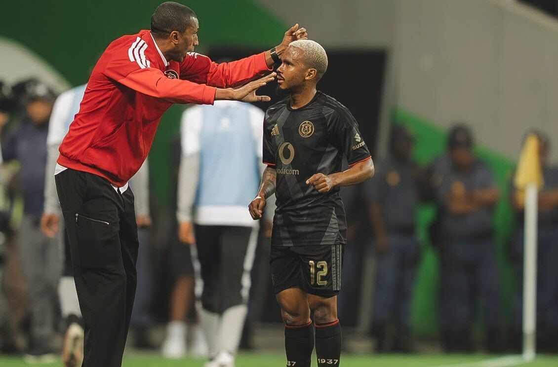 Abdeslam Ouaddou giving Oswin Appollis instructions during a game