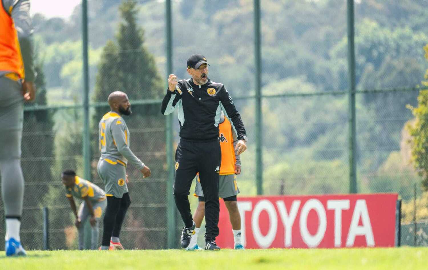 Fernando da Cruz conducting a Kaizer Chiefs training session