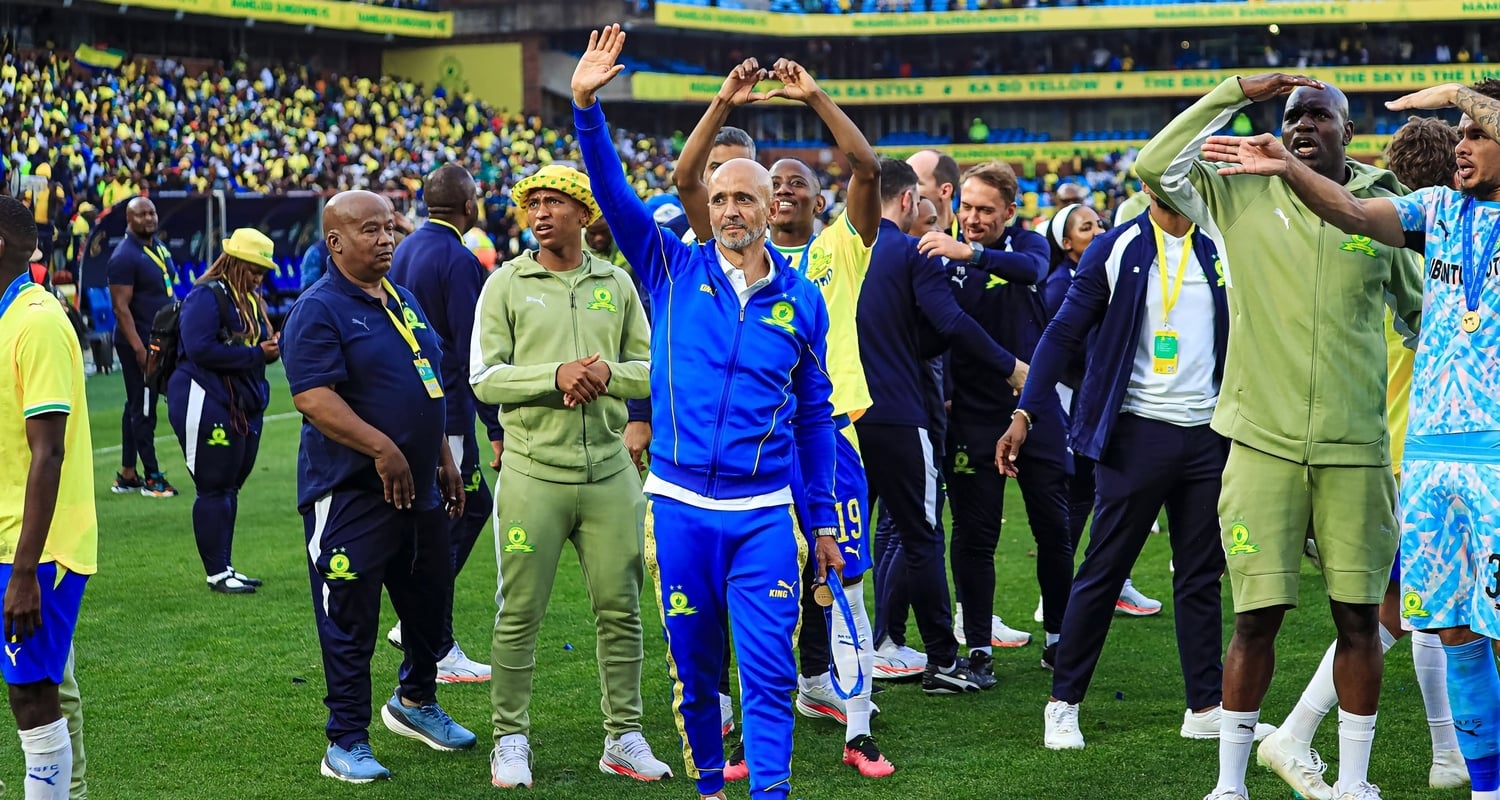 Miguel Cardoso with his Mamelodi Sundowns players