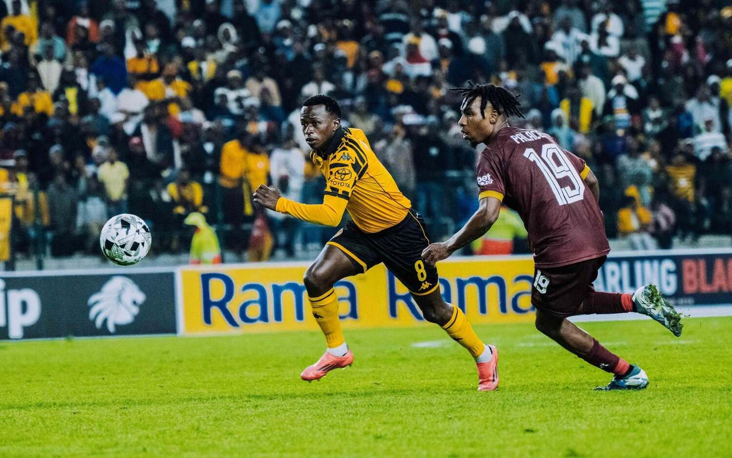 Kaizer Chiefs defender Siphesihle Ndlovu vies for the ball against Stellenbosch FC's Genino Palace during a Betway Premiership match